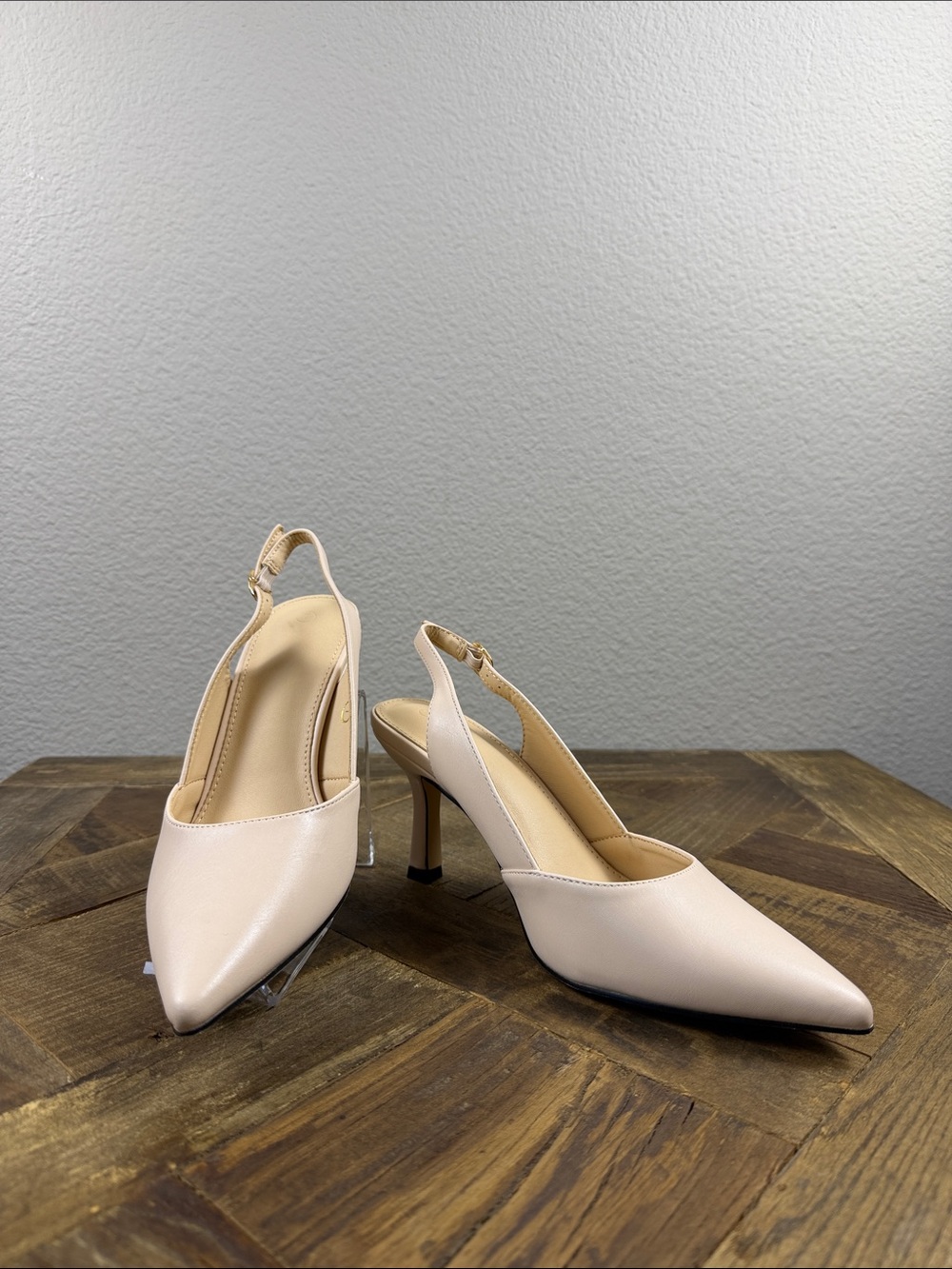 Size 7  Sleek Women's Slingback Pumps in Light Cream
